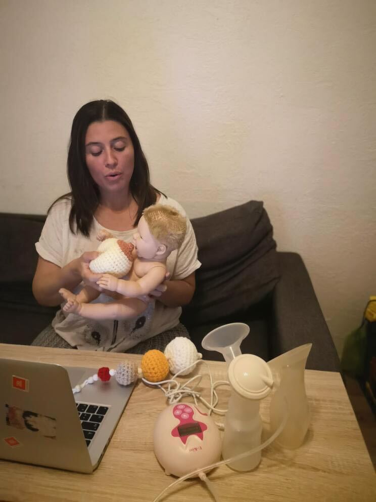 9B9BD4B4-1FBB-4E9A-BC10-DDB1A5340E92 Une femme allaitant son bébé