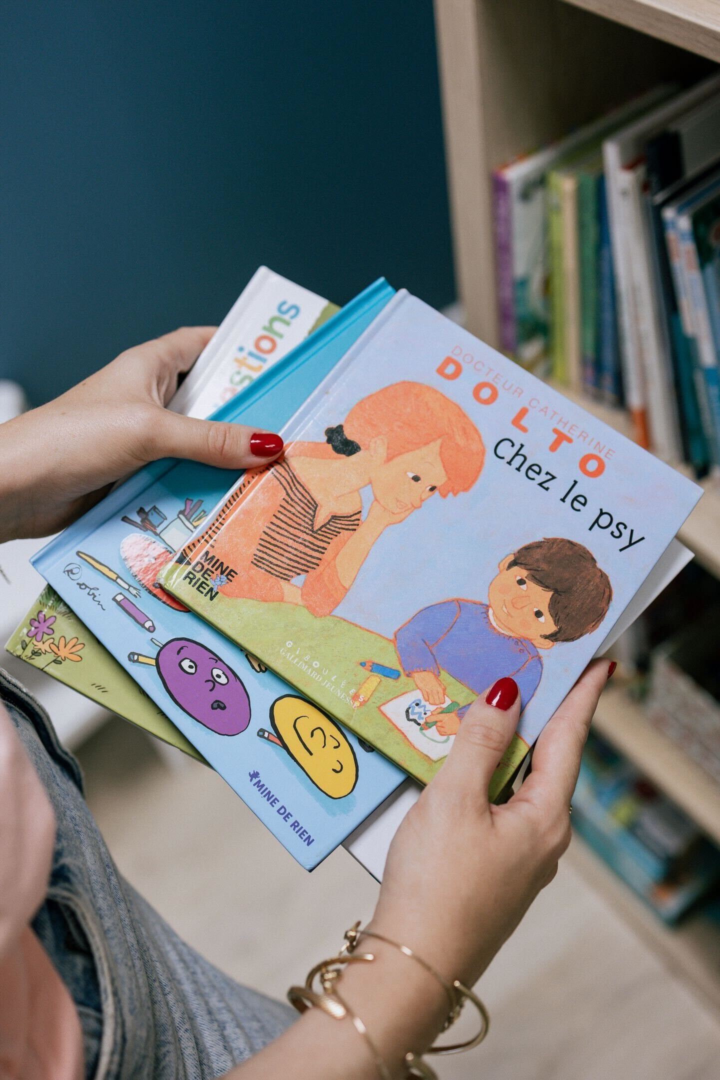 Une photo de 3 livres pour enfant dans les mains de Morgane