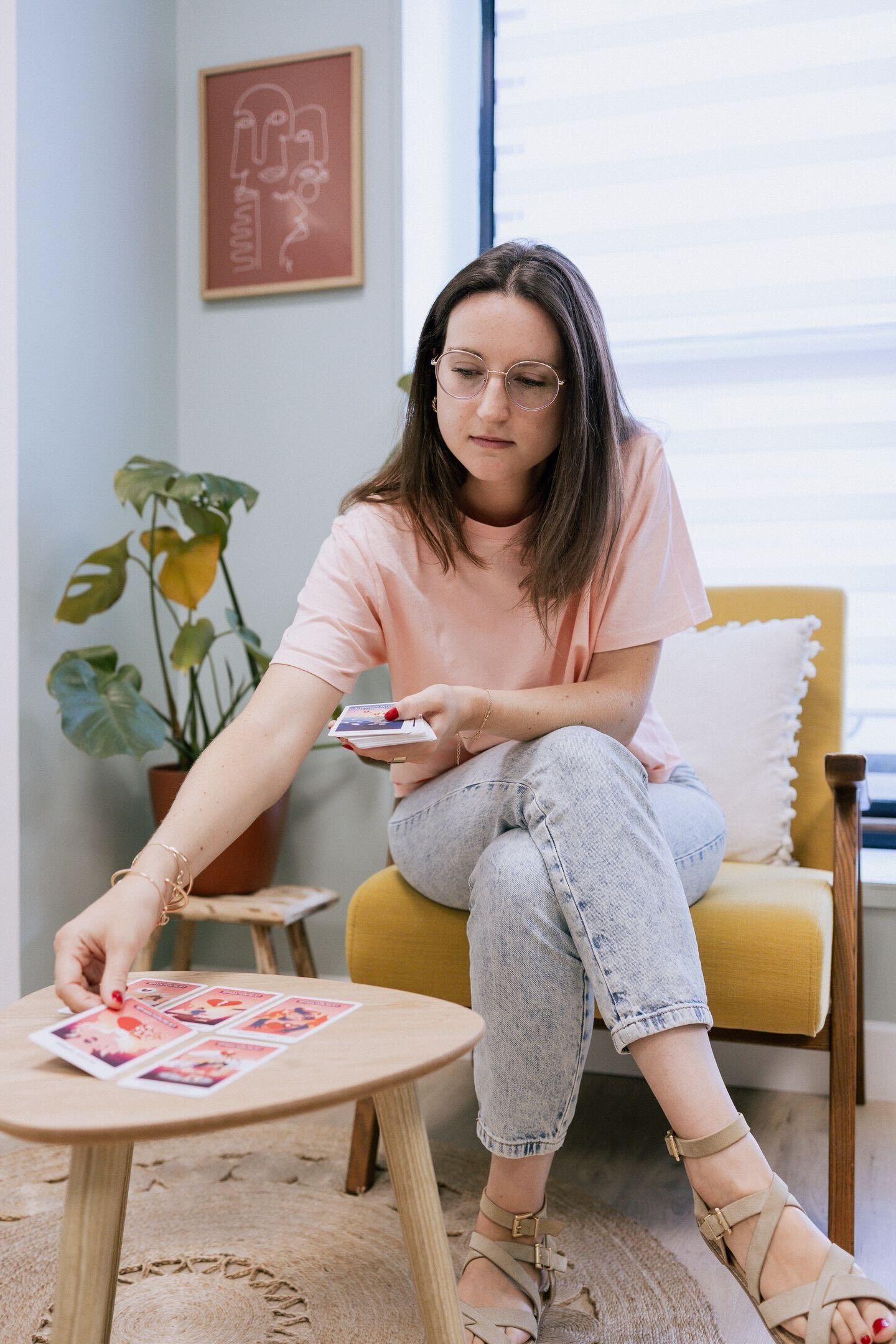 Une photo de Morgane Kersalé posant des cartes sur une table
