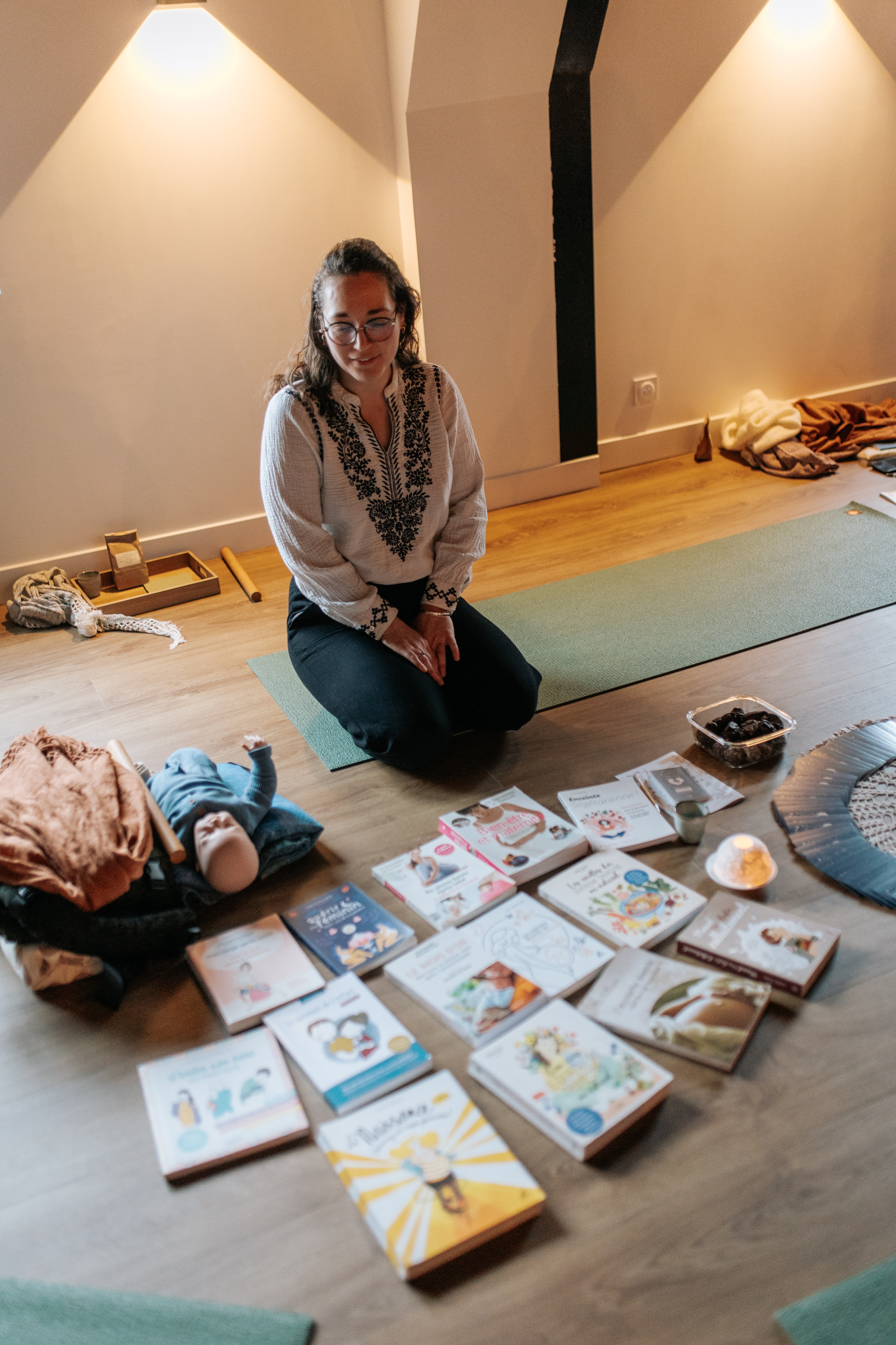 Une femme allaitant son bébé