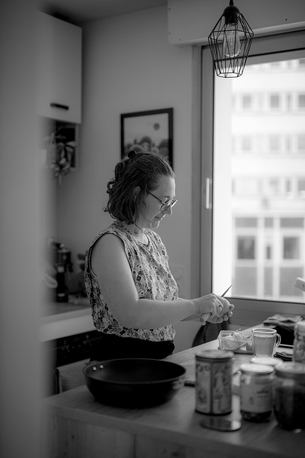 Pauline mettant ses mains sur le ventre d'une femme enceinte